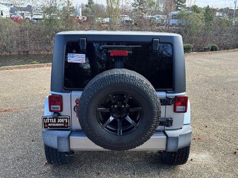 Used 2016 Jeep Wrangler Unlimited Sahara image 5