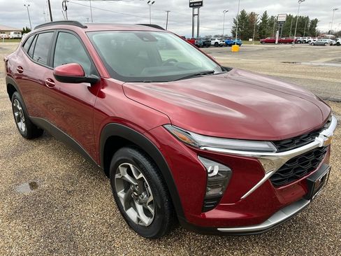 Used 2024 Chevrolet Trax LT w/ Sunroof Package image 9