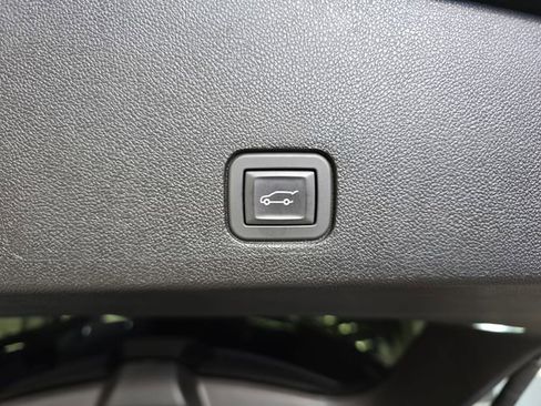 Used 2025 Cadillac XT6 Luxury image 17