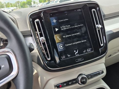 Used 2019 Volvo XC40 T4 Momentum FWD image 22