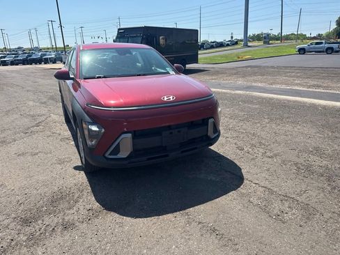 Used 2024 Hyundai Kona SE AWD/4WD image 3