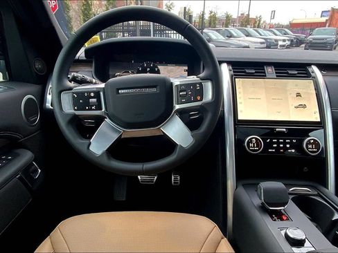 Certified 2025 Land Rover Discovery Dynamic SE AWD/4WD image 5