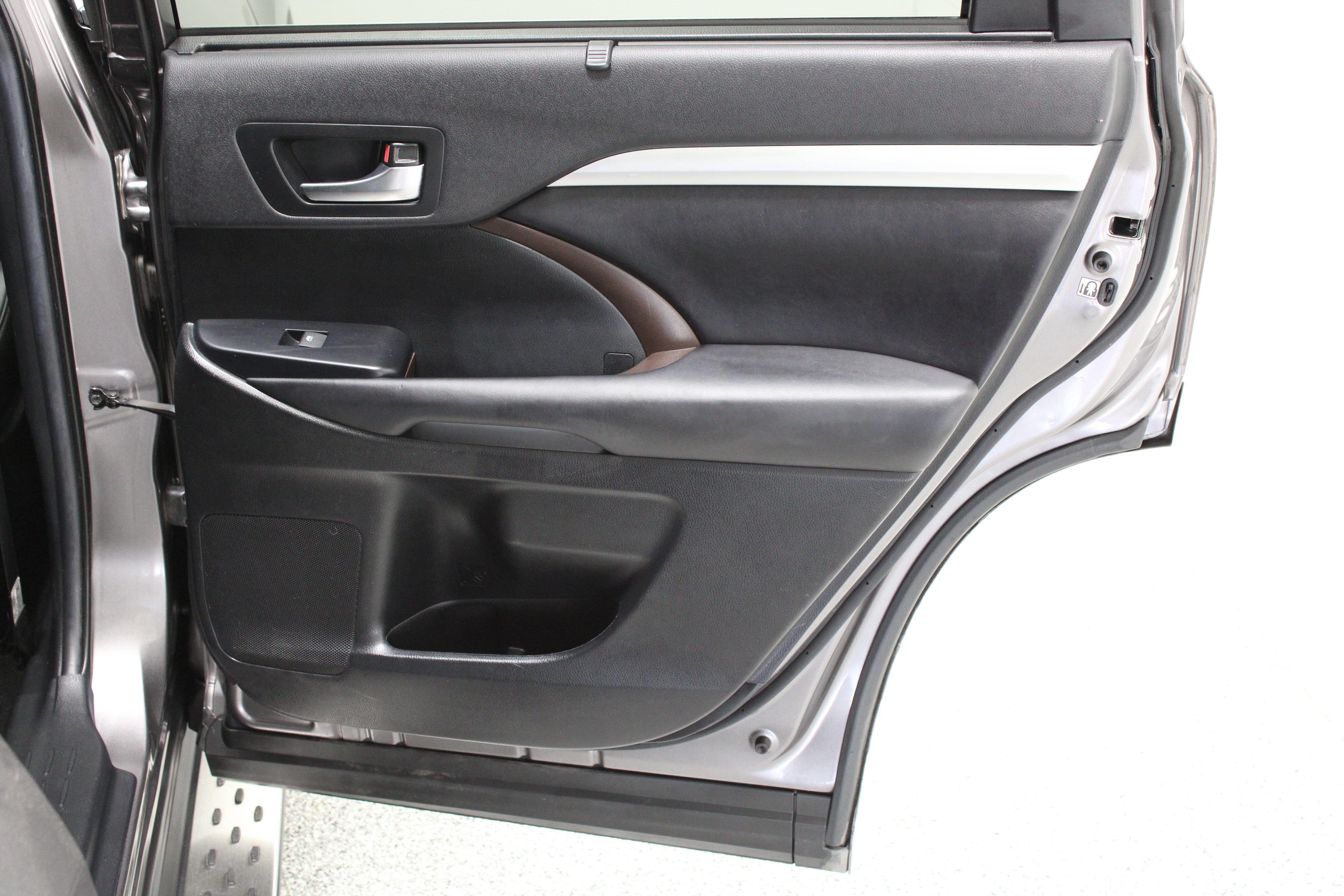 Used 2019 Toyota Highlander XLE FWD image 38