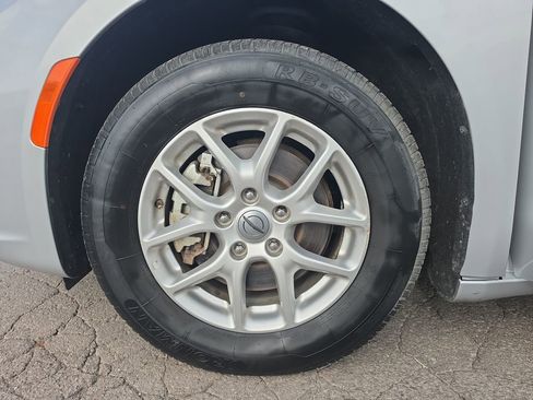 Used 2024 Chrysler Pacifica Touring-L image 29