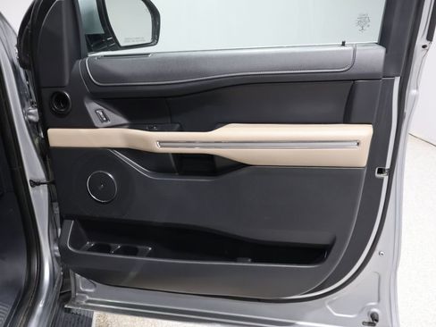 Used 2023 Ford Expedition Limited image 23