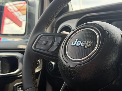 Used 2024 Jeep Gladiator Sport AWD/4WD image 16