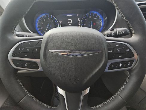 Used 2023 Chrysler Pacifica Touring-L image 23