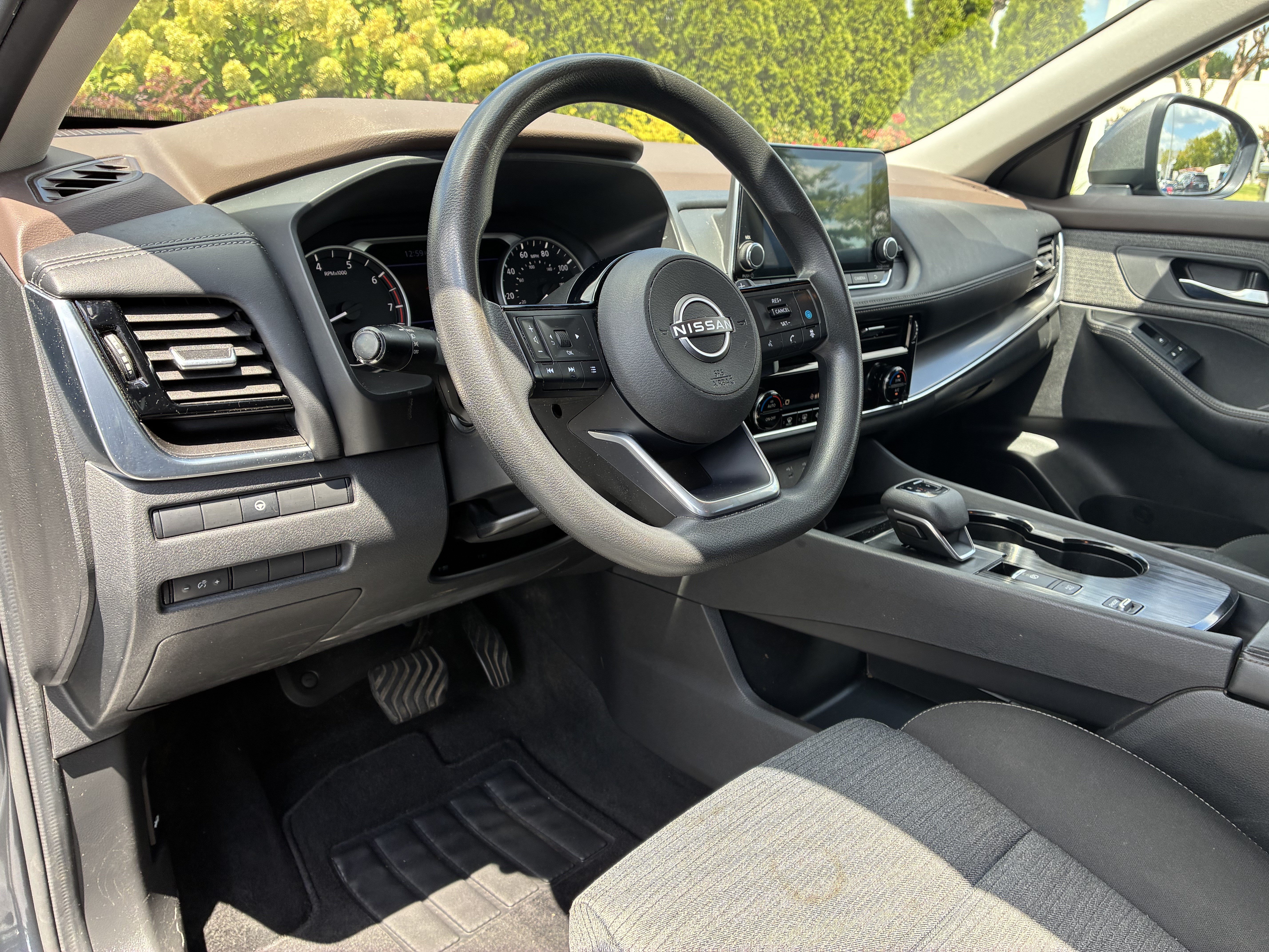 Used 2022 Nissan Rogue SV FWD image 21