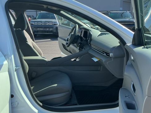 Used 2026 Hyundai Elantra SE FWD image 9