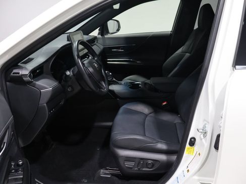 Used 2022 Toyota Venza XLE image 9