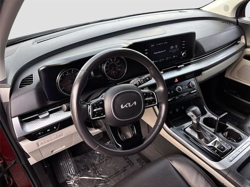Used 2024 Kia Carnival LX image 9
