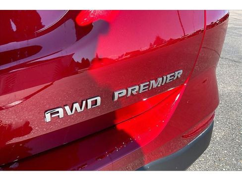 Used 2024 Chevrolet Equinox Premier image 9