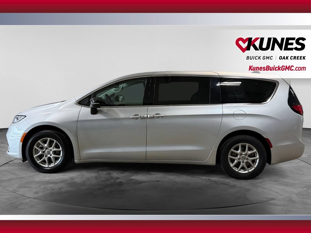 Used 2024 Chrysler Pacifica Touring-L FWD image 6