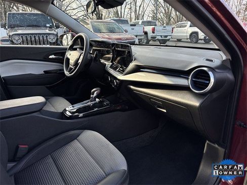 Used 2024 Chevrolet Trax LT w/ LPO, Blackout Package image 31