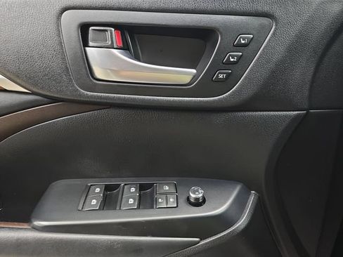 Used 2019 Toyota Highlander Limited FWD image 27