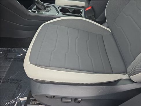 Used 2025 Volkswagen Taos SE image 16