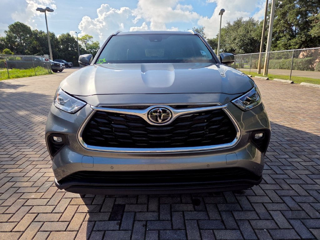 Used 2025 Toyota Highlander Limited AWD/4WD image 2