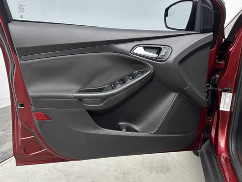 Used 2016 Ford Focus SE w/ SE Power Seat Package image 10