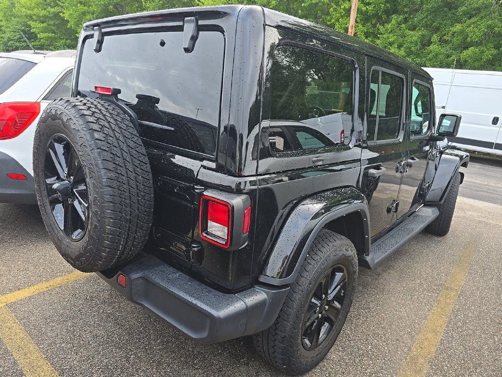 Used 2022 Jeep Wrangler Unlimited Sahara AWD/4WD image 2