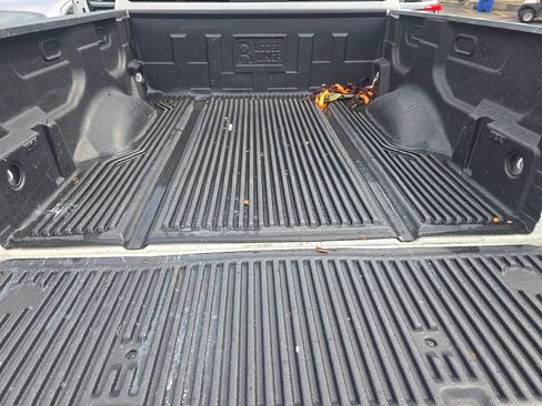 Used 2022 Nissan Titan SV RWD image 13