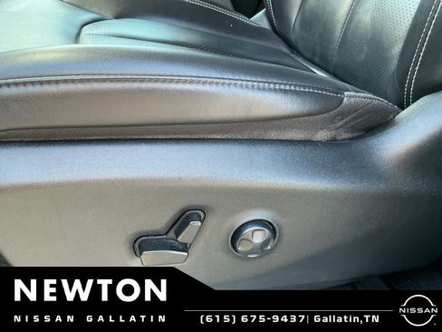 Used 2023 Chrysler Pacifica Touring-L FWD image 14