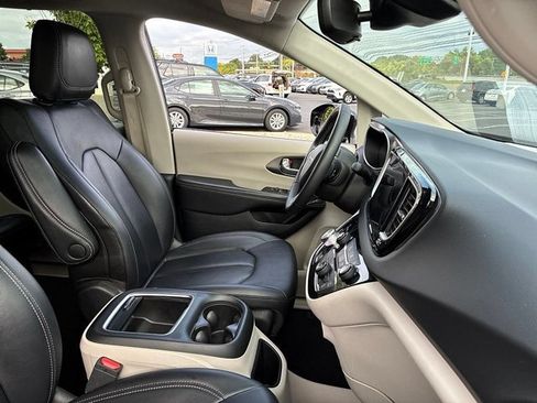 Used 2024 Chrysler Pacifica Touring-L FWD image 22