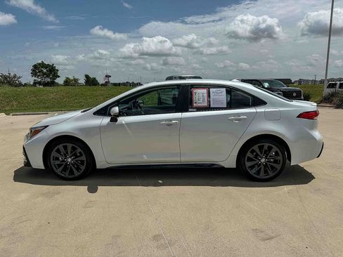 Used 2025 Toyota Corolla SE w/ SE Premium Package FWD image 6