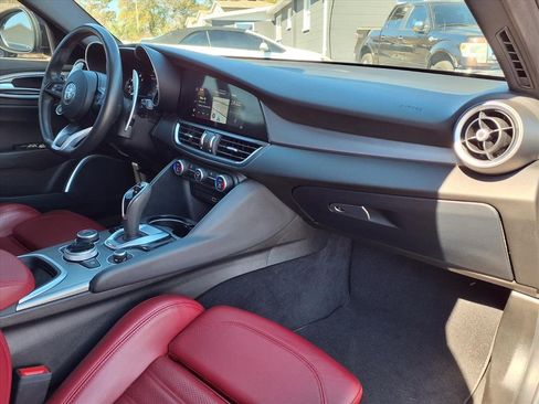 Used 2023 Alfa Romeo Giulia Veloce image 11