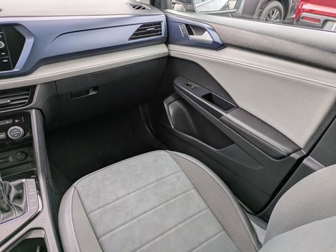 Used 2024 Volkswagen Taos SE image 18