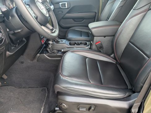 Used 2025 Jeep Wrangler Unlimited Rubicon AWD/4WD image 6