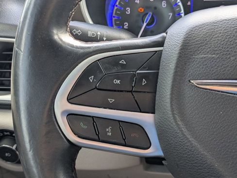 Used 2018 Chrysler Pacifica Touring-L FWD image 4