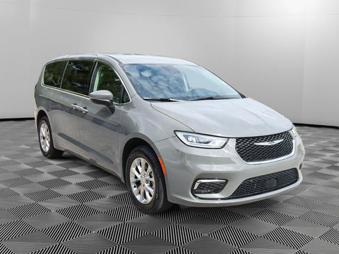 Used 2023 Chrysler Pacifica Touring-L AWD/4WD image 9