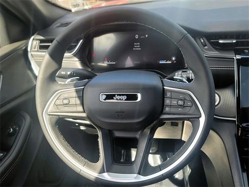 Used 2025 Jeep Grand Cherokee Laredo X image 22