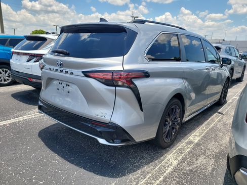 Used 2023 Toyota Sienna XSE FWD image 7