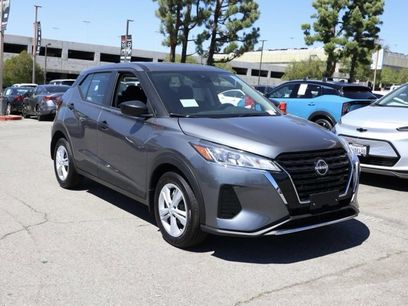 New 2025 Nissan Kicks Play S