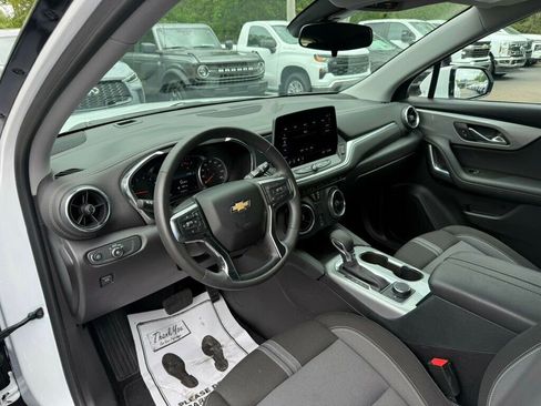 Used 2025 Chevrolet Blazer LT image 3