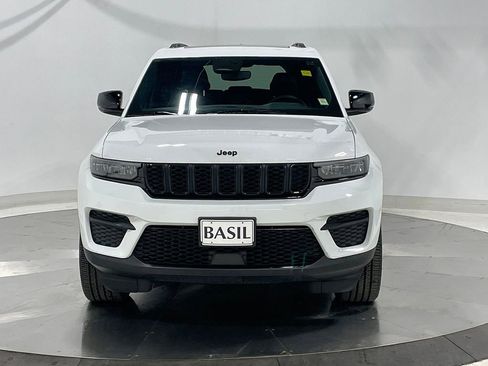 Used 2023 Jeep Grand Cherokee Altitude AWD/4WD image 9