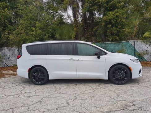 Used 2025 Chrysler Pacifica Limited image 3