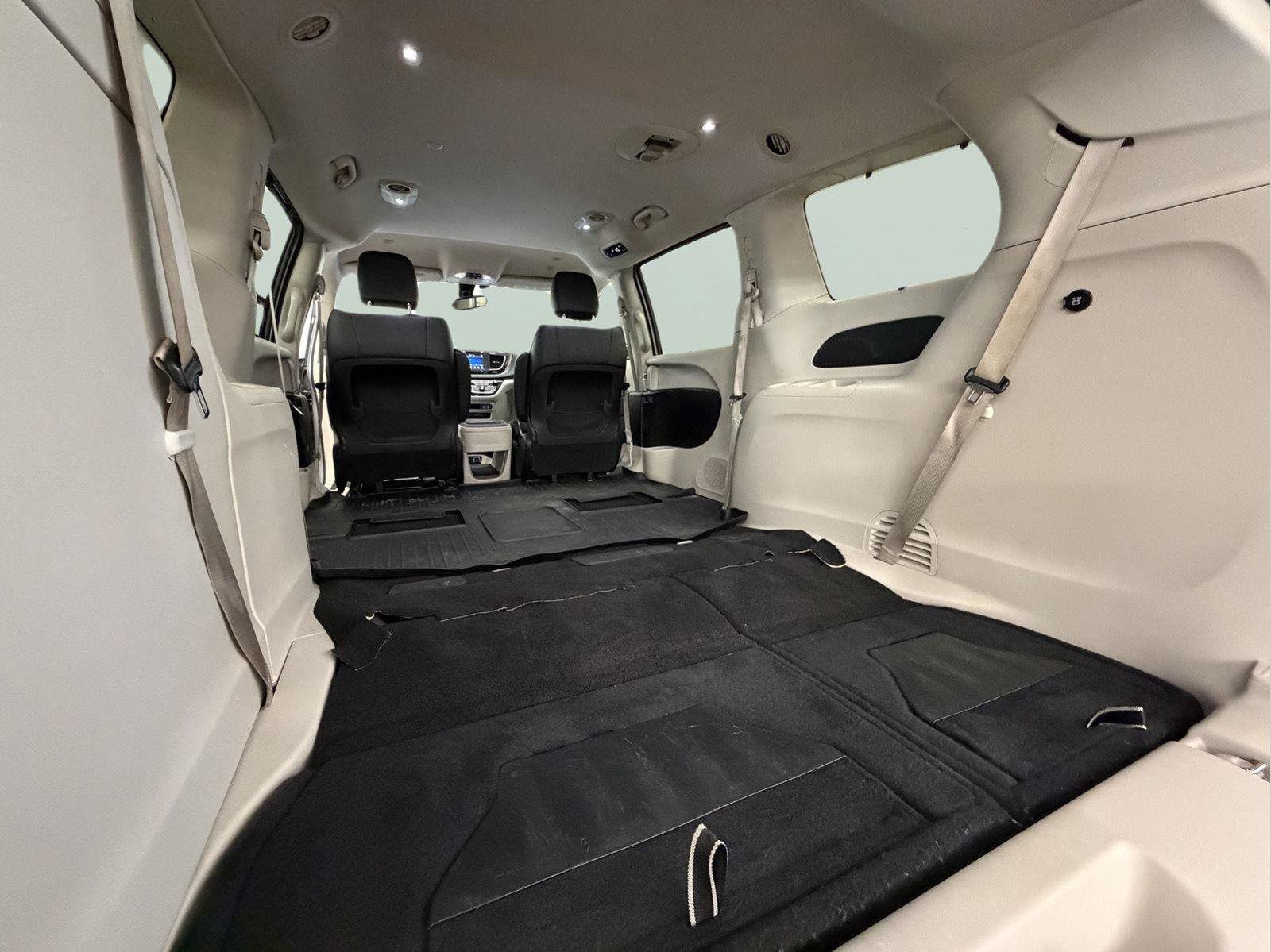 Used 2018 Chrysler Pacifica Touring-L FWD image 13