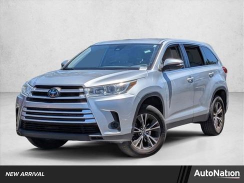 Used 2019 Toyota Highlander LE FWD image 1