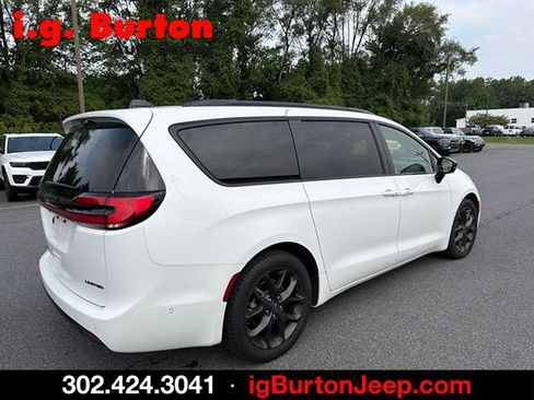 Used 2025 Chrysler Pacifica Limited FWD image 3