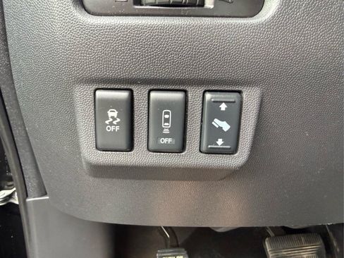 Used 2015 Nissan Titan SV w/ SV Value Truck Package AWD/4WD image 28