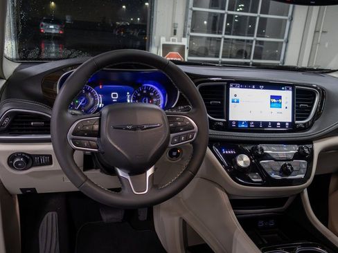 Used 2023 Chrysler Pacifica Limited image 16