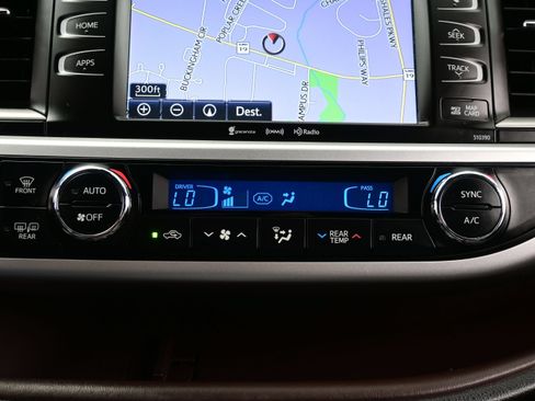 Used 2019 Toyota Highlander XLE AWD/4WD image 21