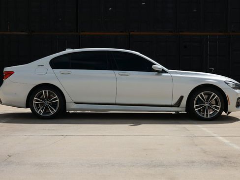 Used 2018 BMW 740e xDrive AWD/4WD image 13