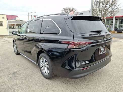 New 2026 Toyota Sienna XLE image 3