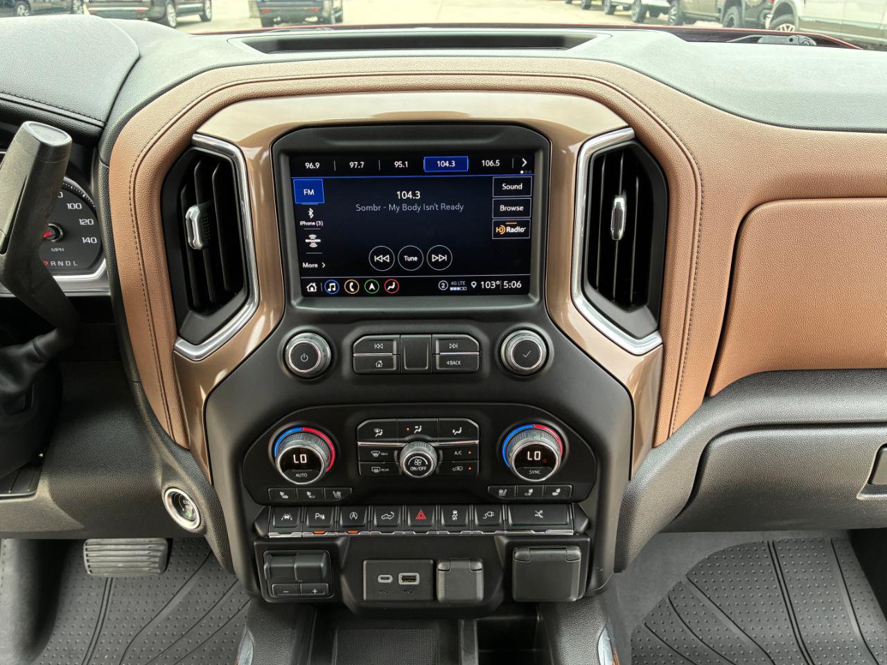 Used 2021 Chevrolet Silverado 1500 High Country w/ Technology Package AWD/4WD image 22