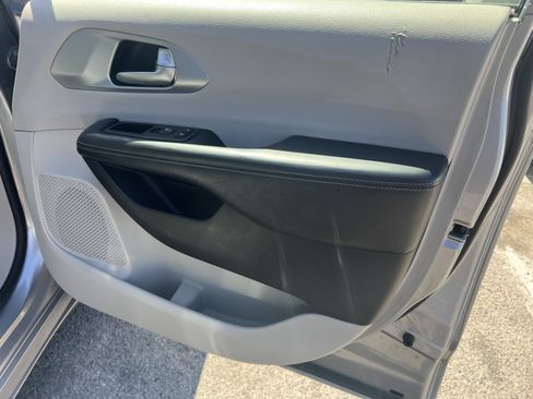 Used 2017 Chrysler Pacifica Platinum FWD image 31