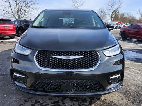 Used 2023 Chrysler Pacifica Touring-L image 12