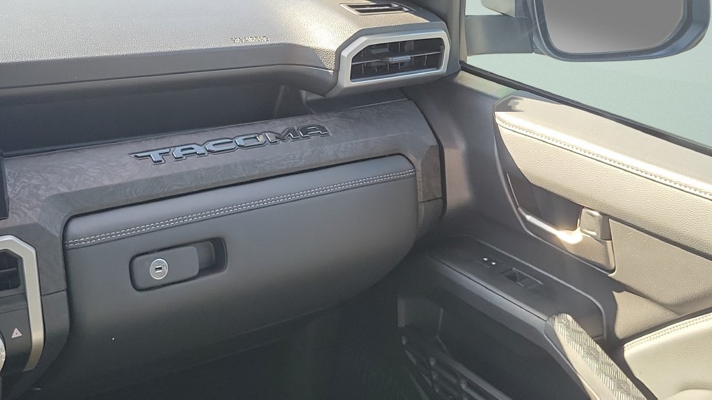 Used 2025 Toyota Tacoma Limited AWD/4WD image 12